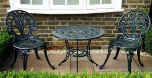 Remove moss and algae from your patio furniture easily!